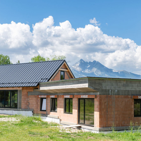 Žena si vyžiadala priehľad z chodby na Lomnický štít, hovorí architekt